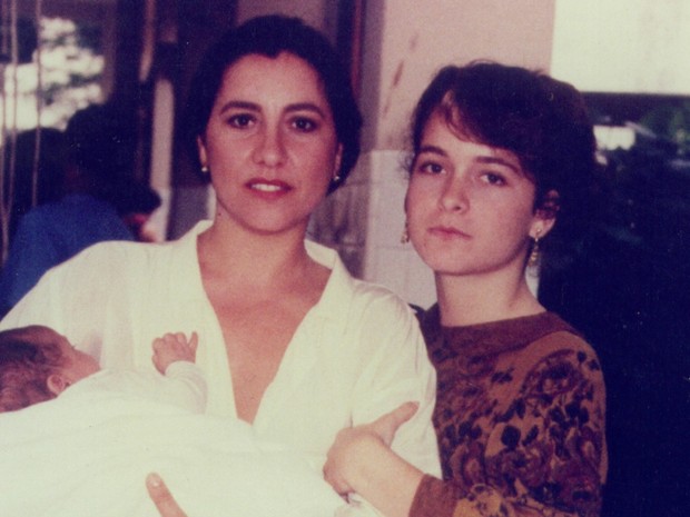 Ana (Cassia Kis Magro) com o bebê e Clara (Cláudia Abreu) (Foto: TV Globo)