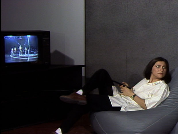 Ana (Cássia Kis Magro) assiste a uma televisão de tubo (Foto: TV Globo)